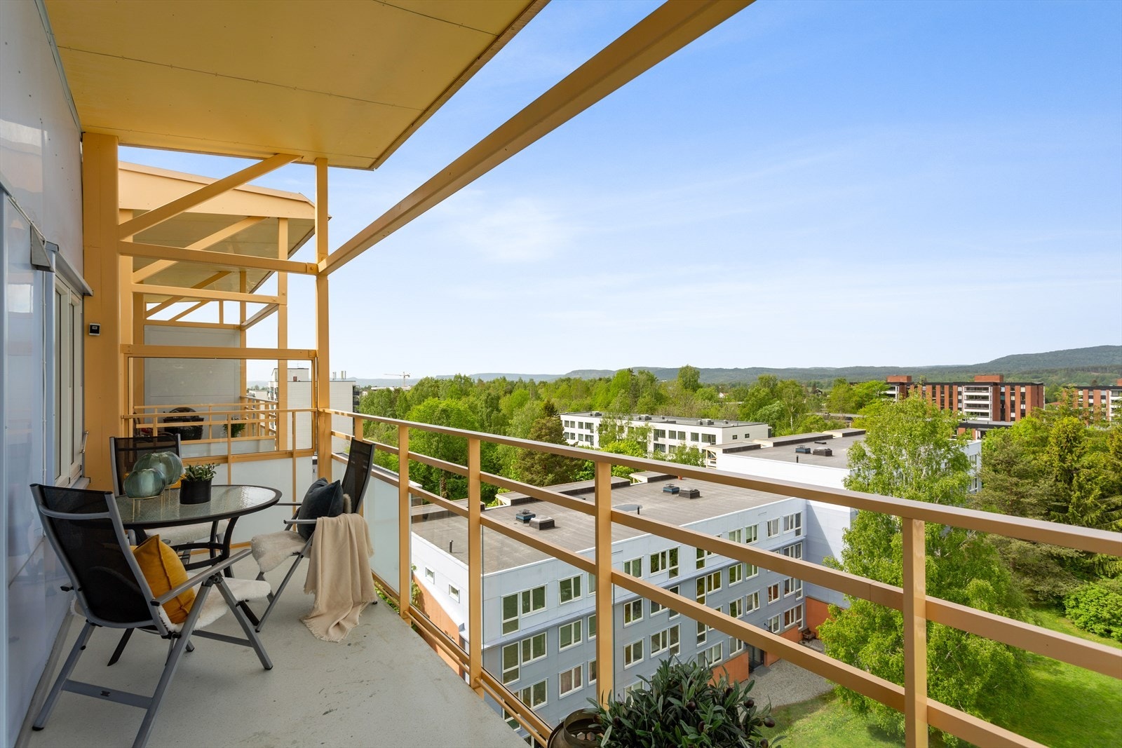 Fra stuen er det utgang til solrik vestvendt balkong med flott utsikt over nærområdet og mot Sørkedalen/Marka og Holmenkollåsen. Galleribilde