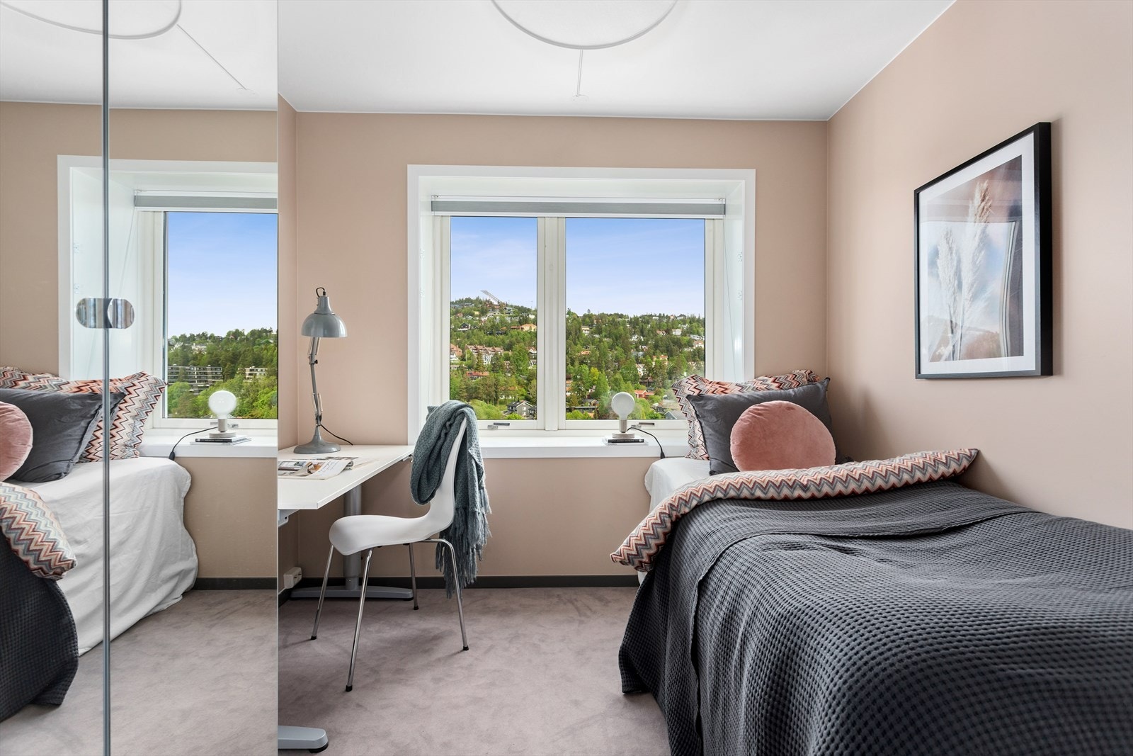 Stilrent soverom (2) med behagelig veggfarge og teppelagt gulv for komfort. Garderobeskap med speilfronter. Galleribilde