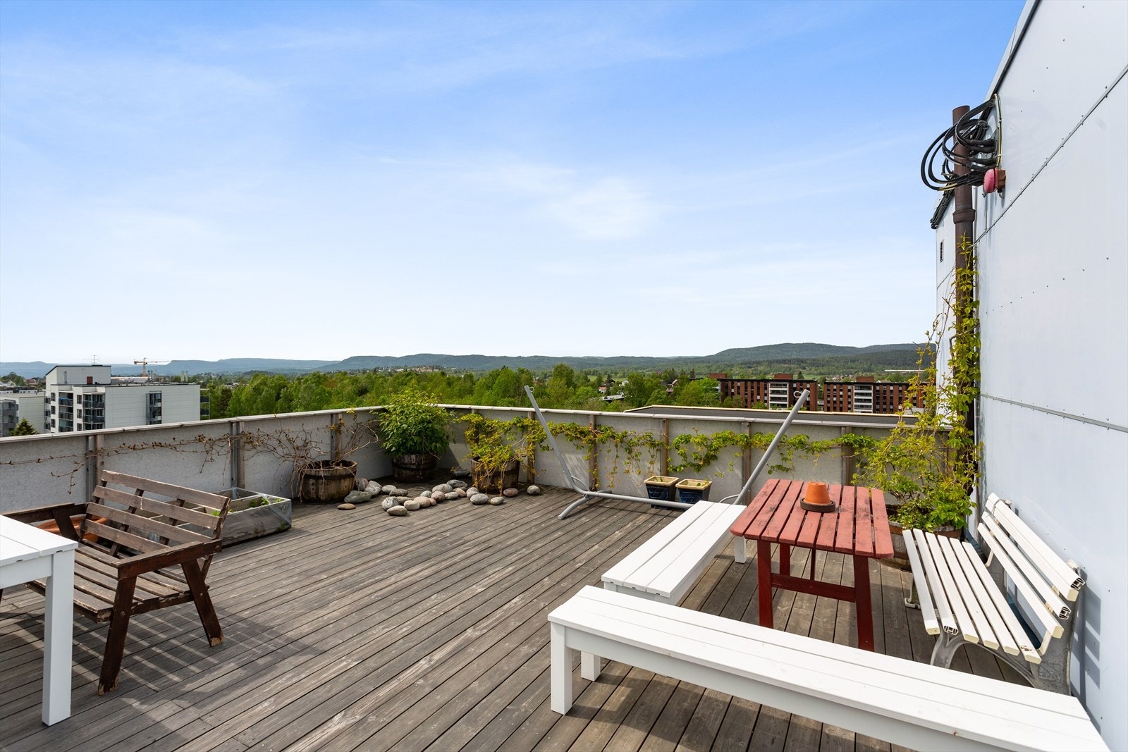 Fra felles takterrasse med flotte sol- og utsiktsforhold. Til glede for alle beboerne. Galleribilde