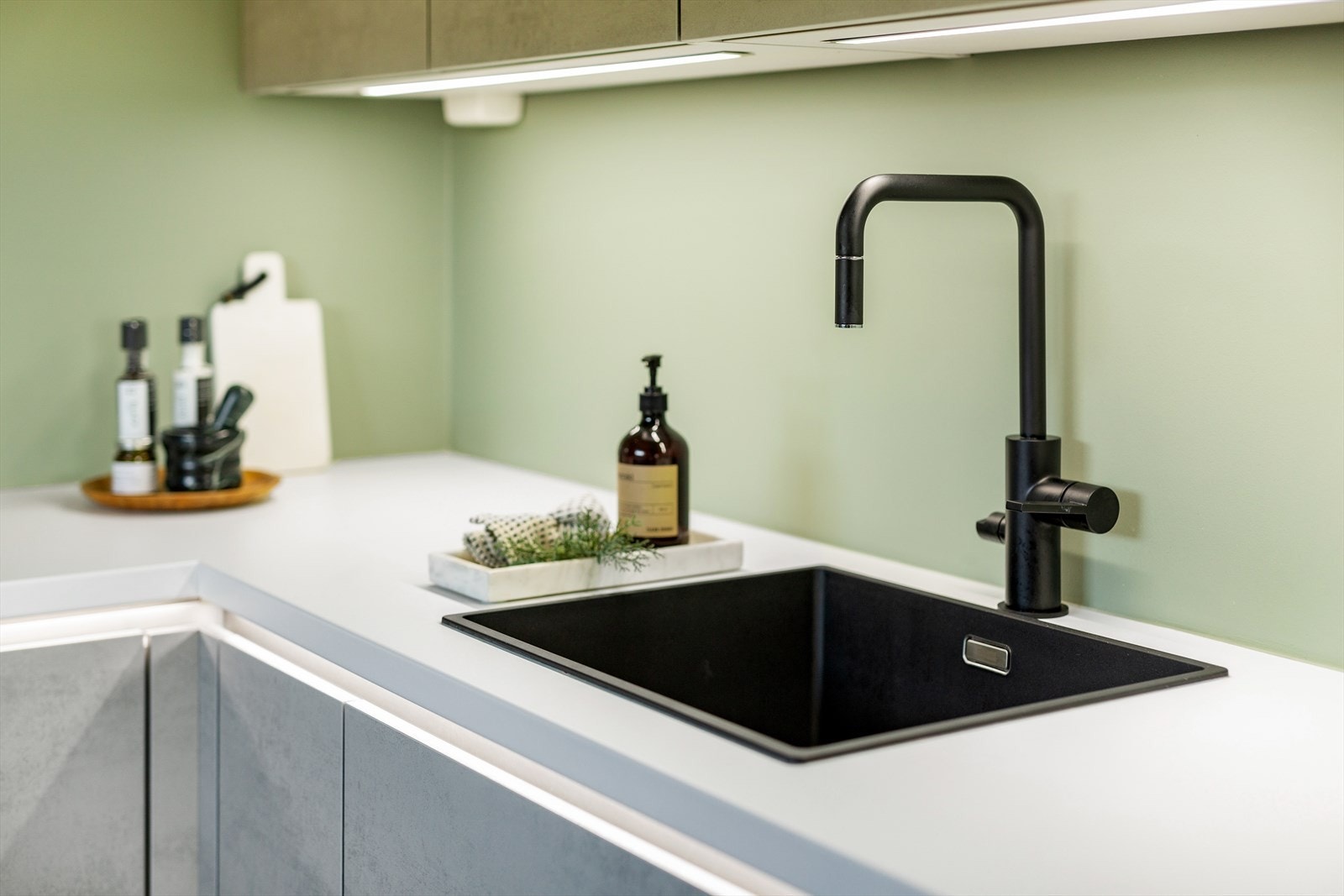 Vask fra anerkjente Franke og kjøkkenbatteri fra Tapwell. Begge i sort finish. Stilig led-belysning. Galleribilde