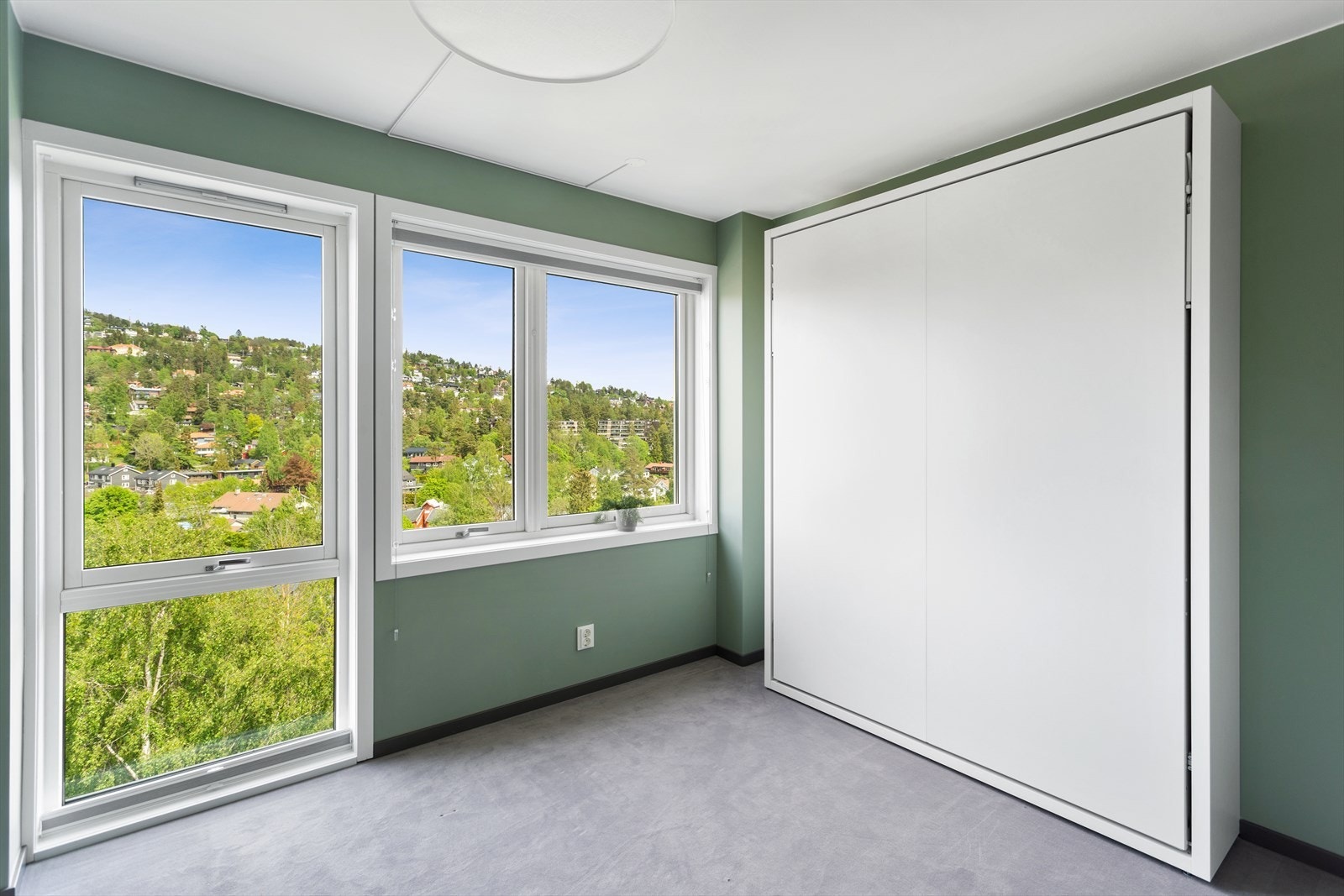 I soverom 1 er det installert praktisk og smart skapseng fra Clei, modell Penelope 2 med Adry Cool Madrass (montert av Norsk sengesenter). Galleribilde