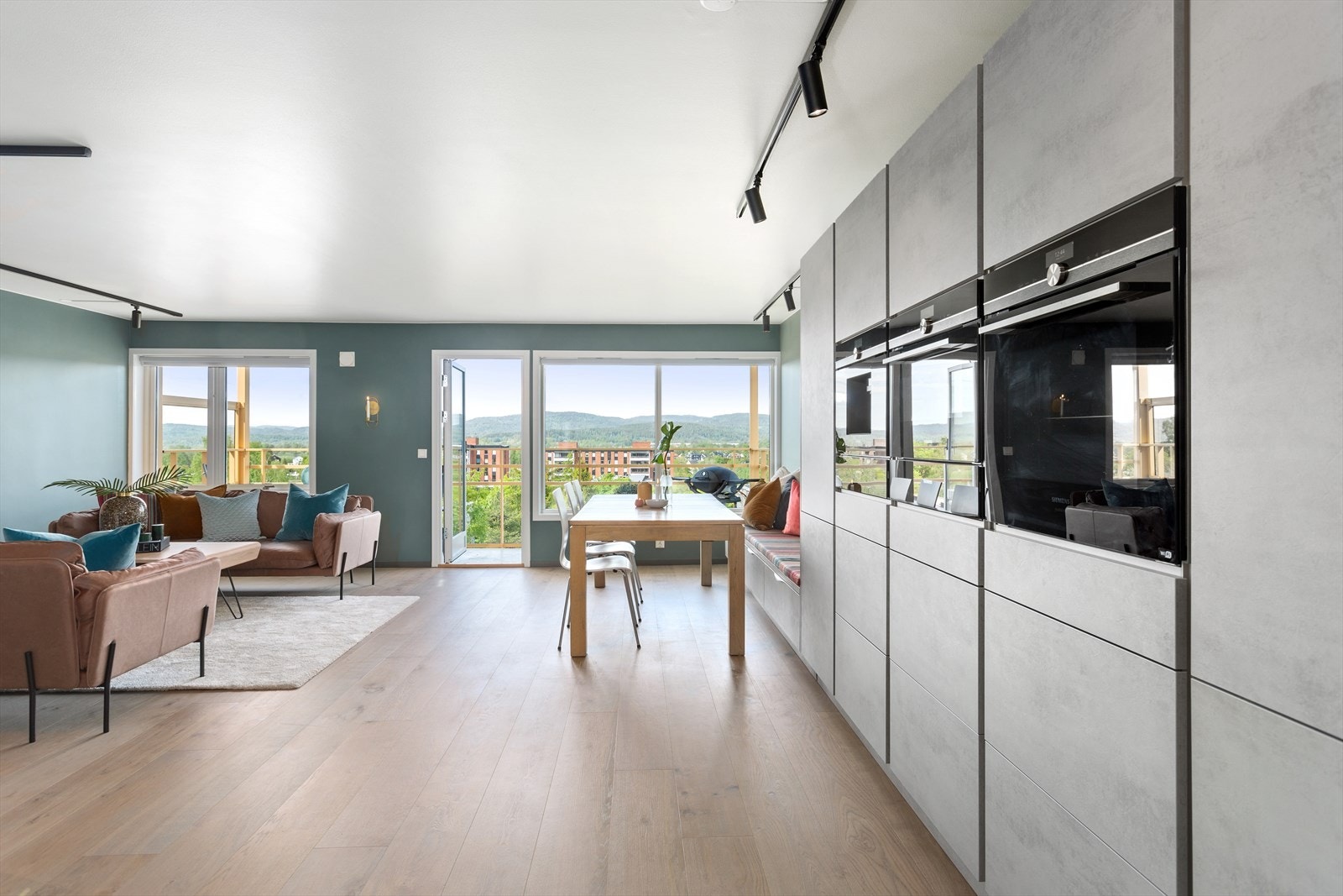 Fra kjøkkenet mot stuen og spisestuen. Et svært trivelig oppholdsrom! Galleribilde