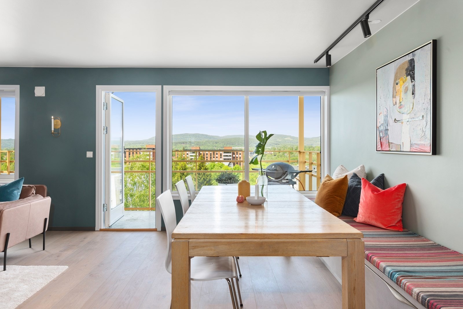 Utgang til vestvendt balkong og utrolig fine utsiktsforhold. Galleribilde