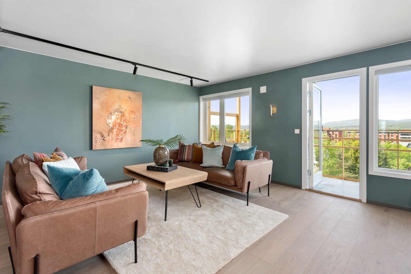 Lys og romslig stue med god plass til sofaseksjon og øvrig møblement. Galleribilde