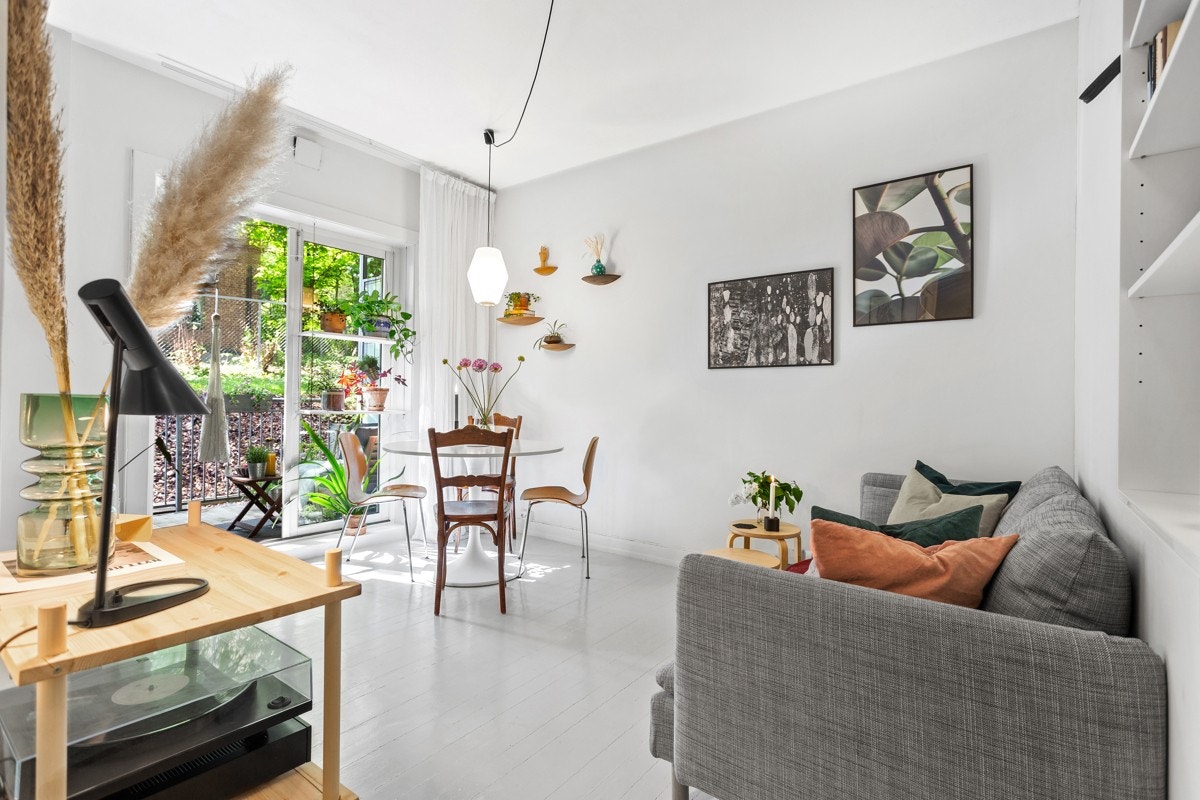 Hvitmalte gulv og vegger gir en god atmosfære og gjør at rommet føles større Galleribilde