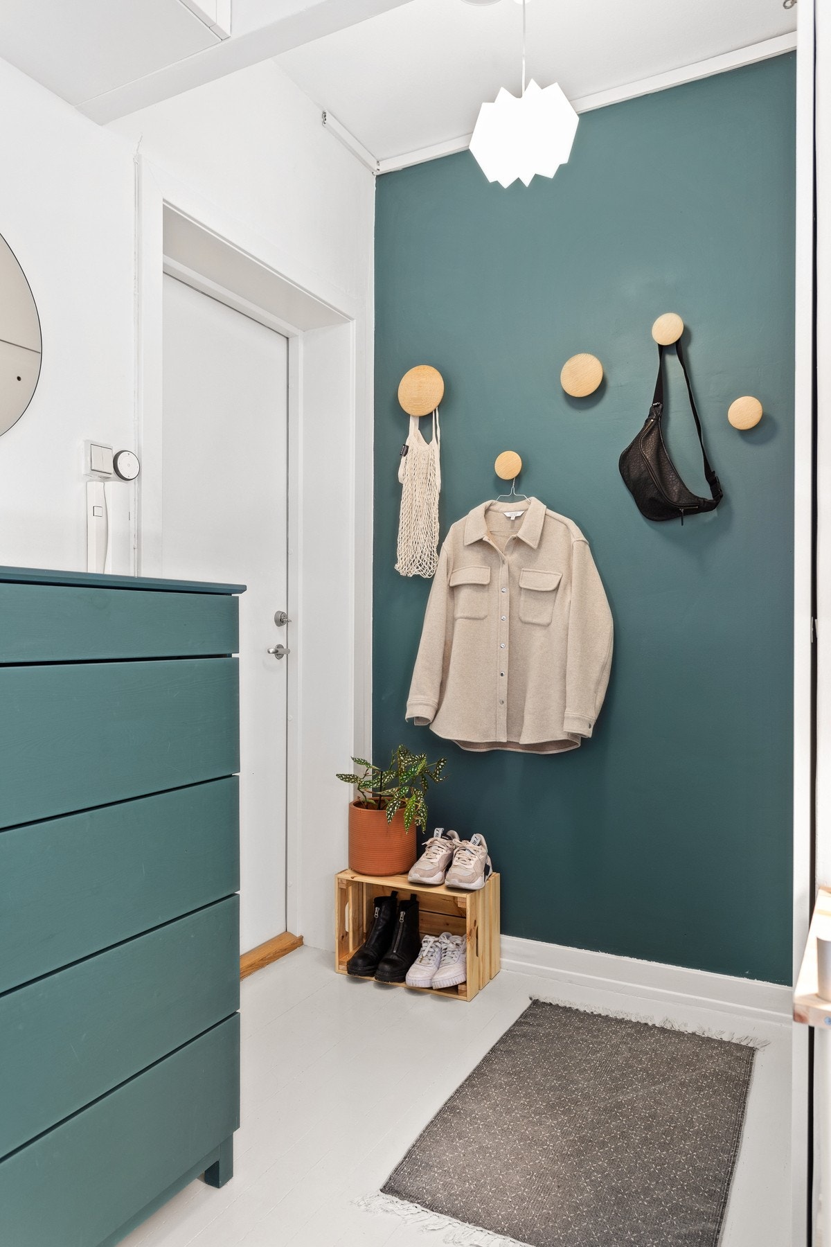 Innbydende entré med en kontrastvegg malt i grønn Galleribilde