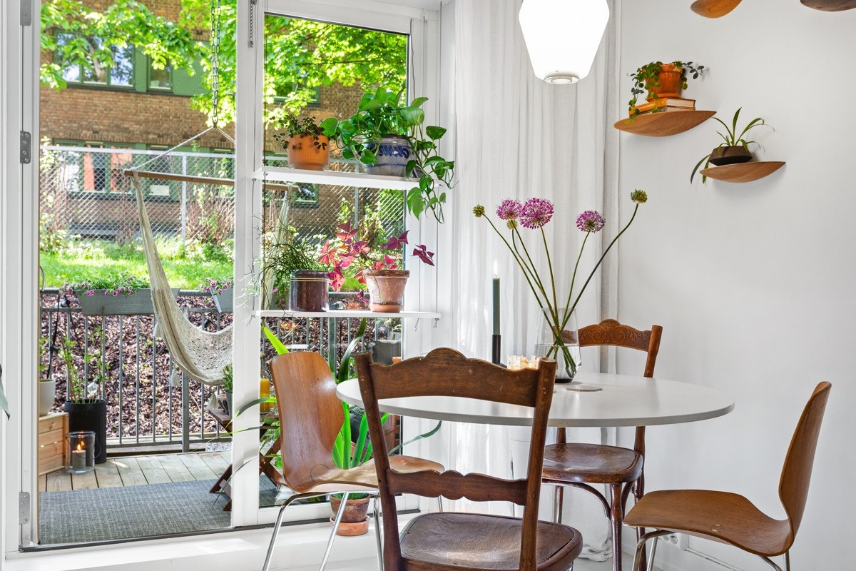 Store vindusflater som slipper inn mye naturlig lys Galleribilde