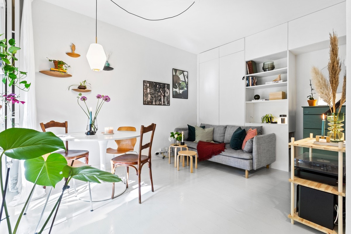 Det plassbygde skapet gjør at du har plass til sofakrok, hyggelig spisebord og dobbetseng Galleribilde