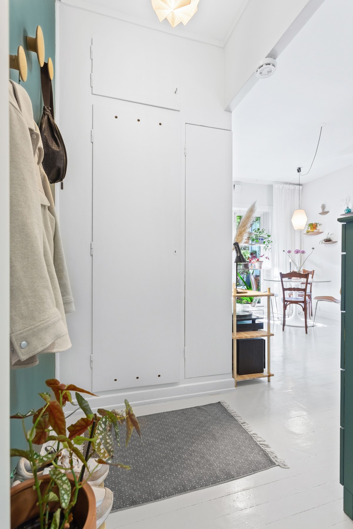 Her er det plass til å henge fra seg yttertøy og sko, samt godt med oppbevaring i plassbygd garderobeskap Galleribilde