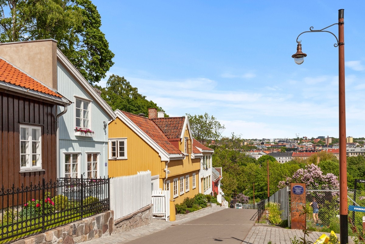 Idylliske Telthusbakken med sin småhusbebyggelse er like ved leiligheten Galleribilde