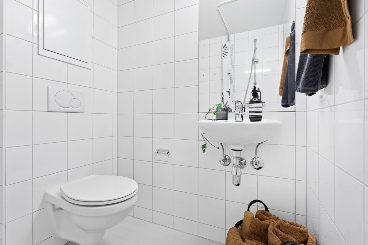 Badet har fått våtromsbevis av takstmann. Dette betyr at kjøper får dekket reparasjon av selve badet, ved plutselig skade, som følge av utett våtrom Galleribilde