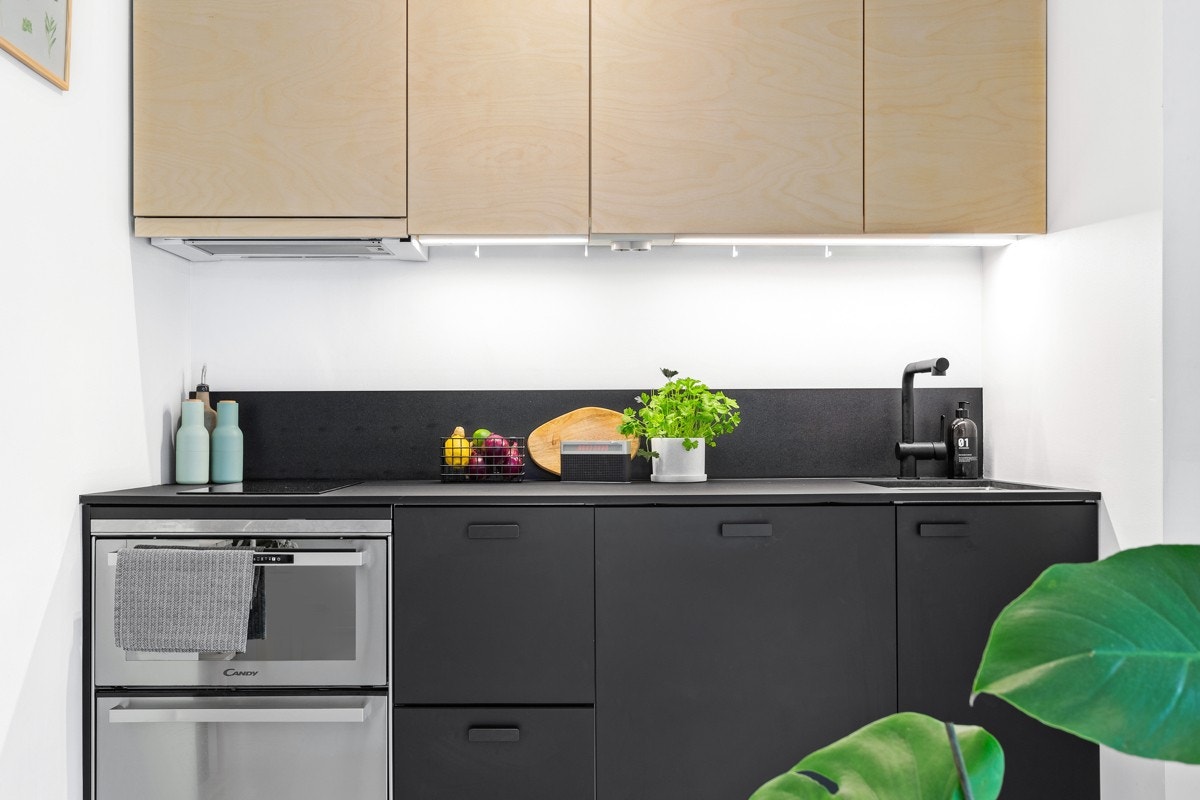 Benkeplate og dører på overskap bygget av møbelsnekker, blandebatteri fra Tapwell, samt IKEA stamme Galleribilde