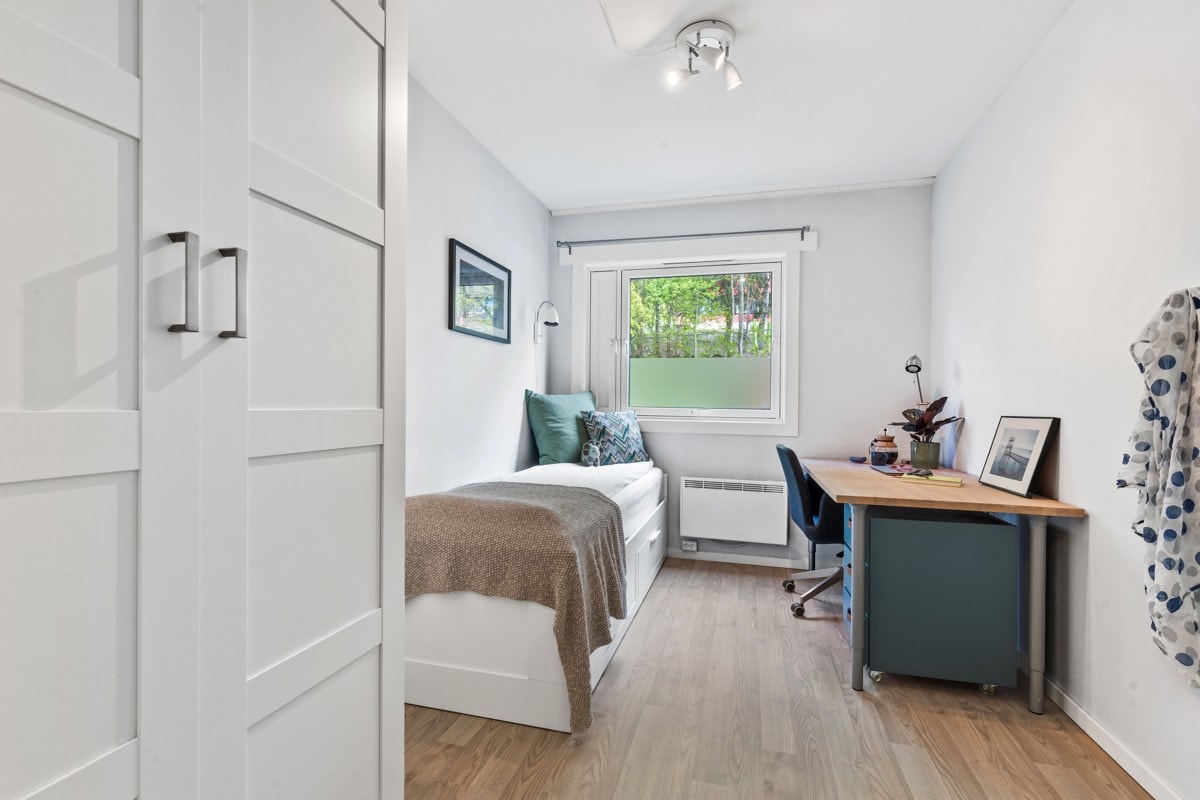 Soverom 2 - Begge soverom ble overflateoppusset i 2012 med behandling av vegger og ny laminat fra BerryAlloc Galleribilde