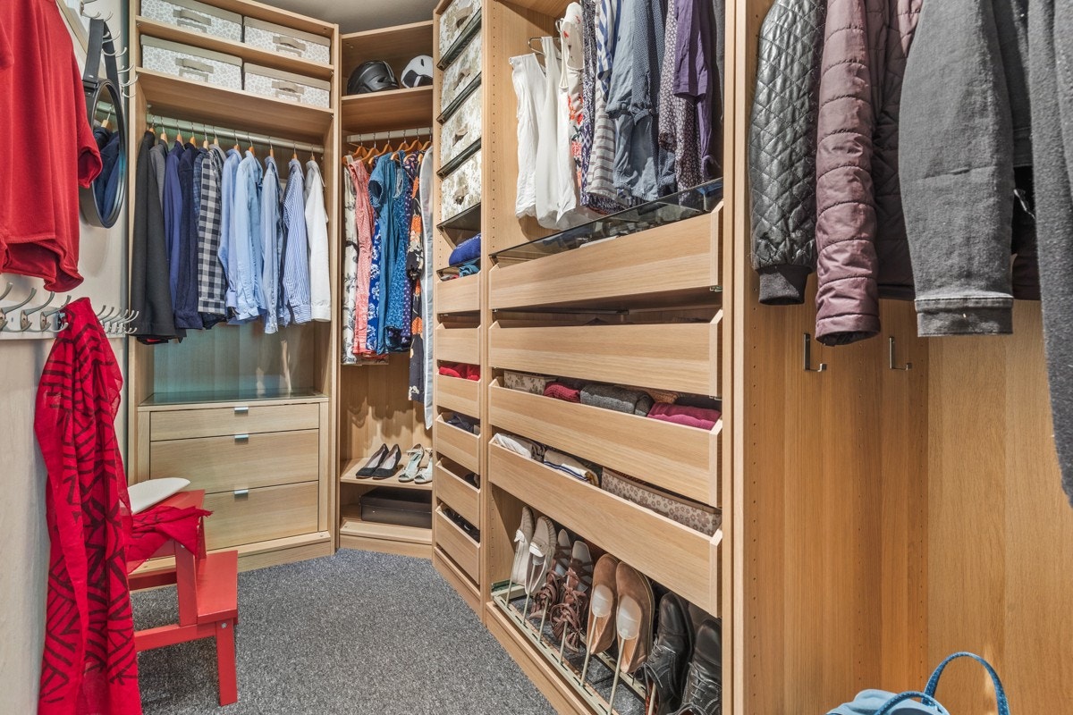 Meget praktisk "walk-in" garderobe med god innredning og spotter i taket Galleribilde