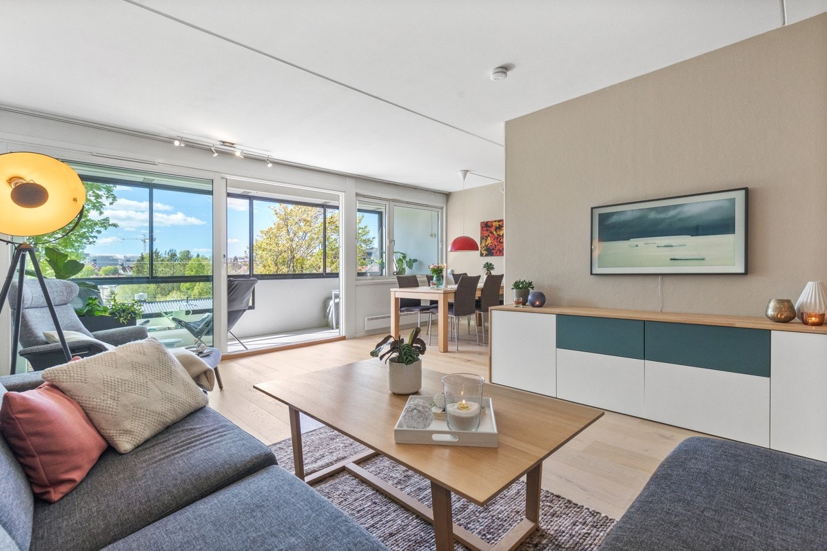 Leiligheten er gjennomgående med godt lysinnslipp og fritt utsyn fra balkongen Galleribilde