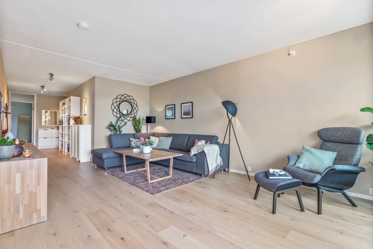 Delikate overflater med vegger i moderne farger og stue + gang med ny en-stavs eikeparkett (Pergo Lofoten) Galleribilde