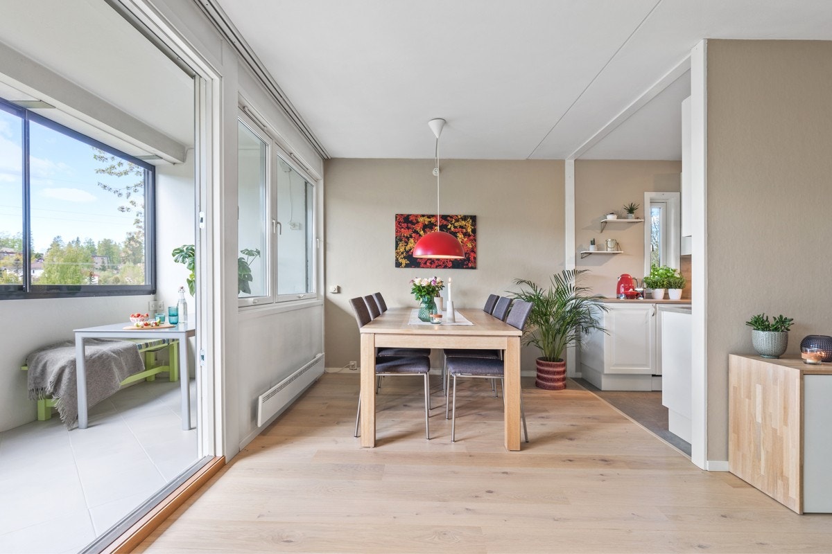 Stue og kjøkken i delvis åpen løsning med en naturlig sone for plassering av spisebord Galleribilde