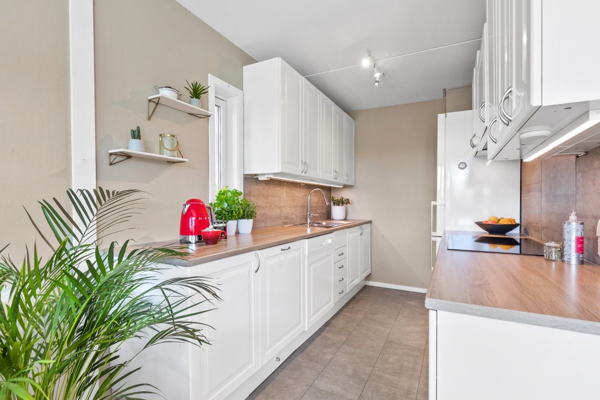 I 2013 ble bl.a. benkeplater skiftet, lagt nytt gulv, malt vegger og lagt fliser mellom kjøkkenbenk og overskap m.m. Galleribilde