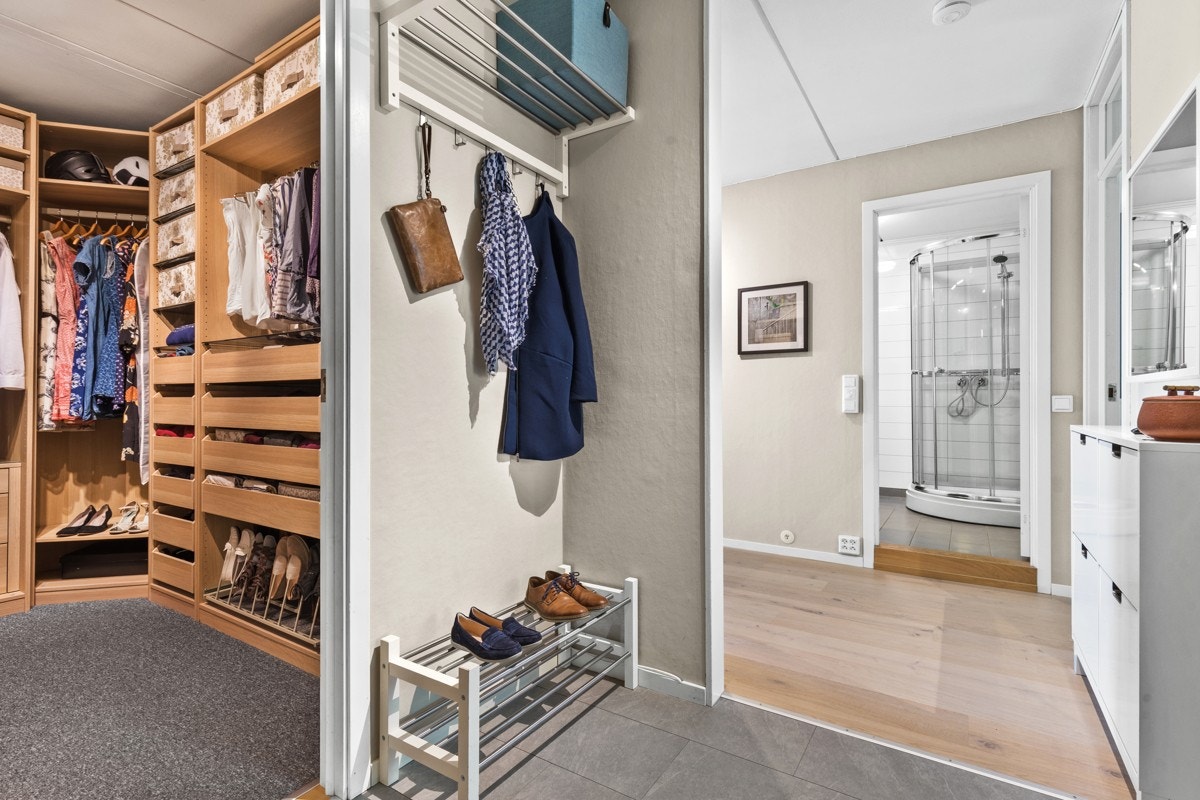 Det er god oppbevaringsplass i garderoben, men også plass til skoskap, knagger og hyller i selve entréen Galleribilde