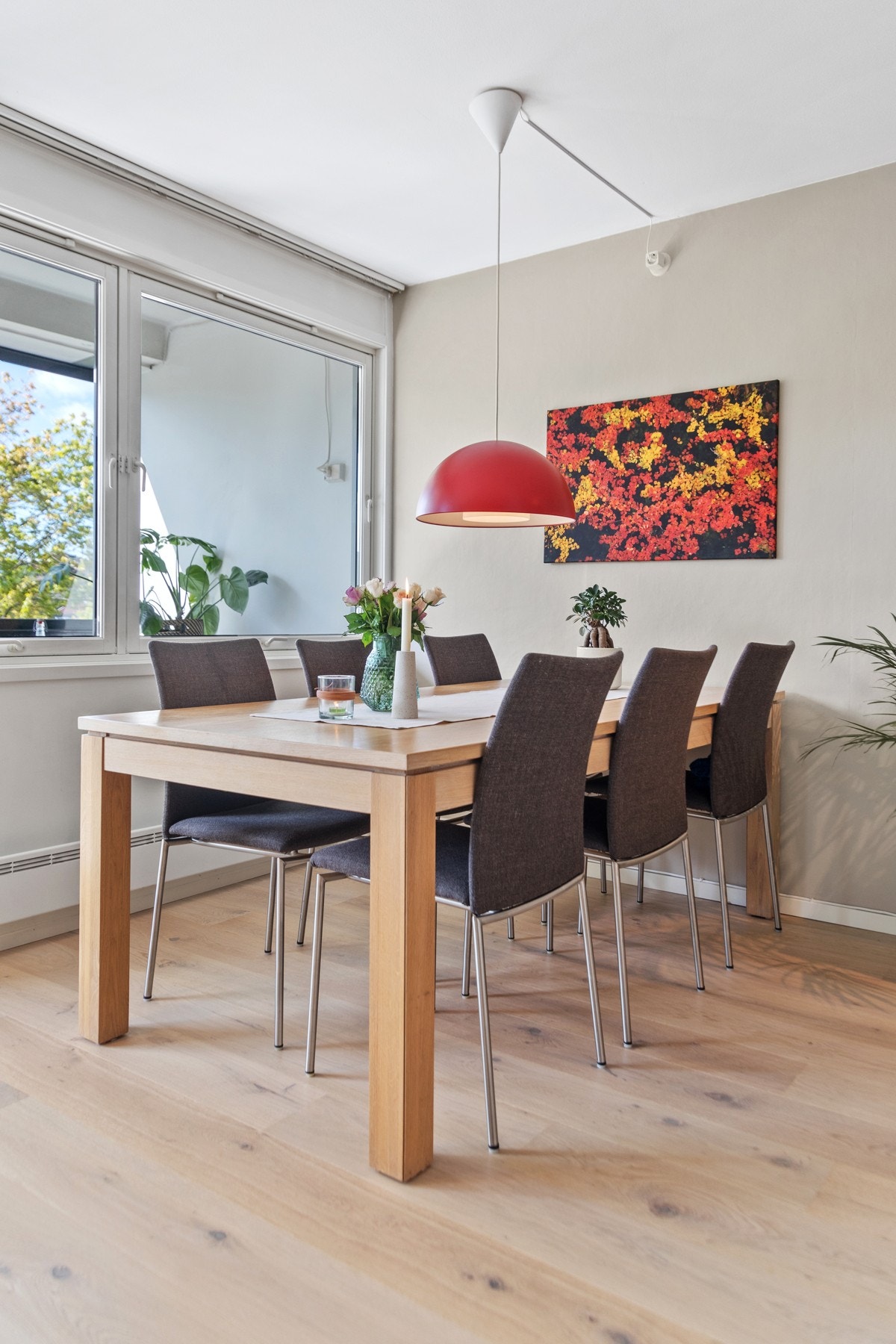 Naturlig plass til spisebord rett ved kjøkkenet og med fint utsyn mot balkong Galleribilde