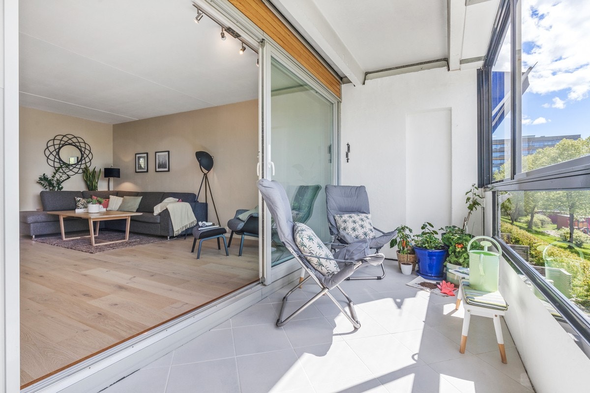 Balkongen ligger sydvestvendt med gode solforhold og er utstyrt med elektrisk markise Galleribilde