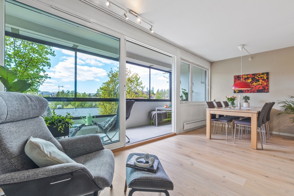 Med leiligheten følger garasjeplass og to boder Galleribilde