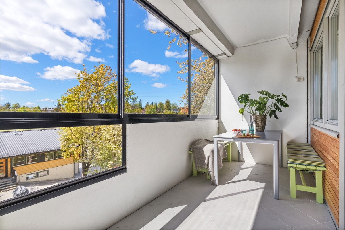 Stor innglasset balkong som blir en herlig forlengelse av stuen på varme sommerdager Galleribilde