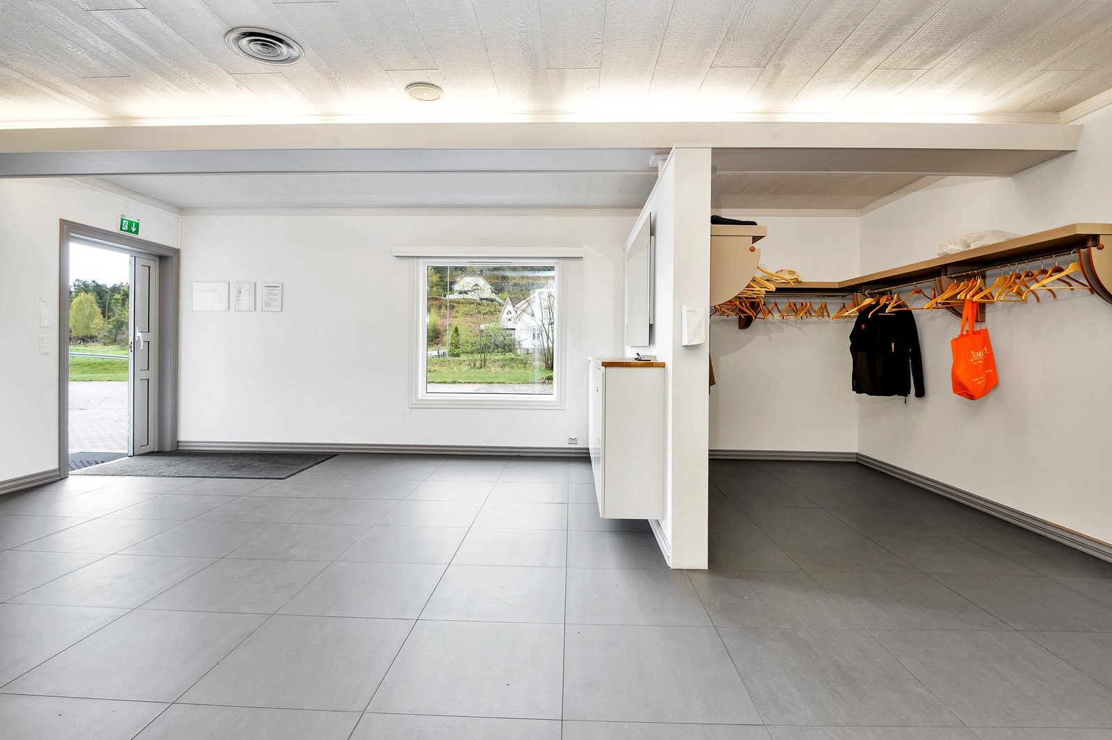 Inngangsparti med garderobe Galleribilde