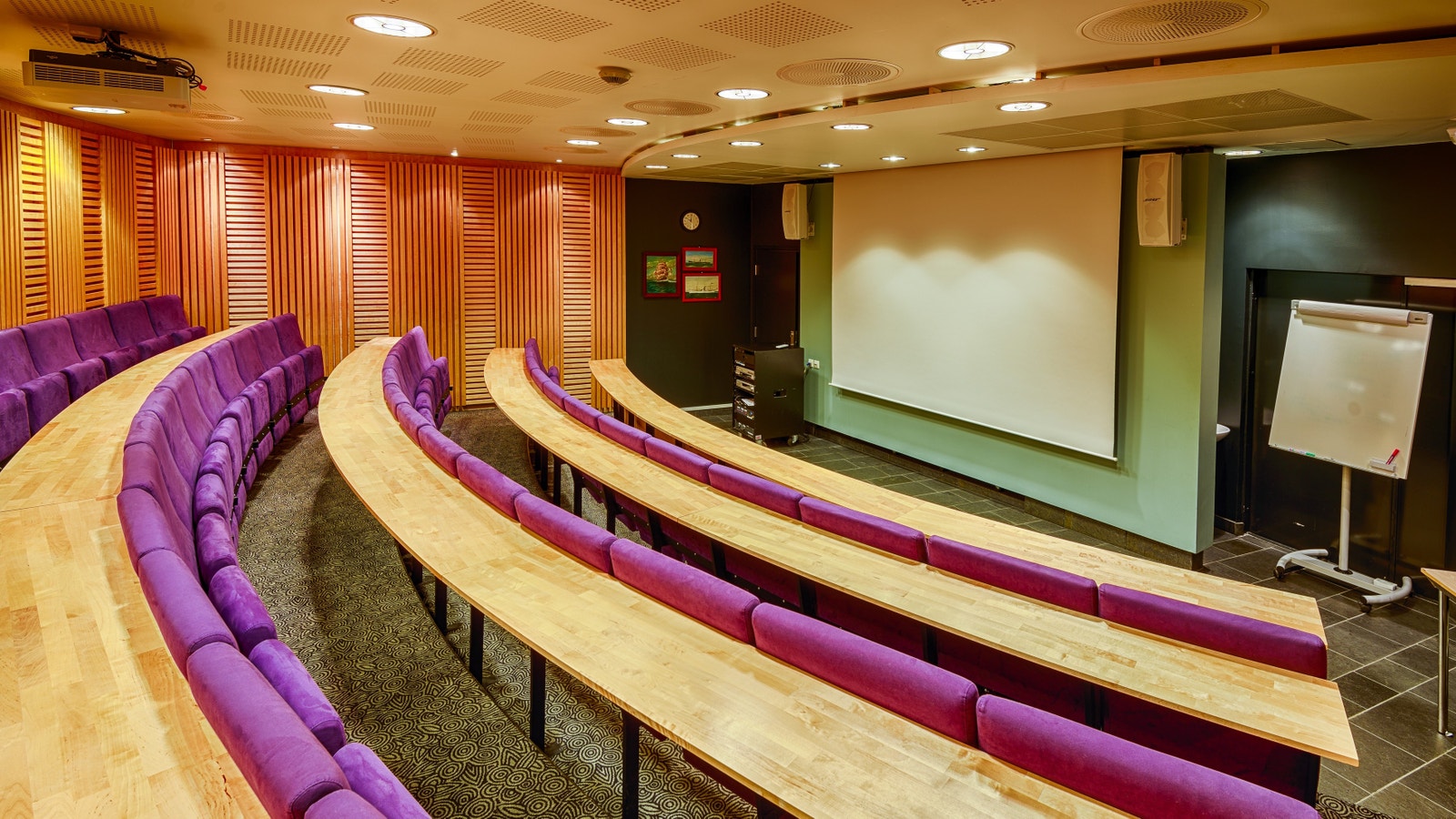 Arrangere møte/seminar? Våre leietakere får tilgang til møterom og auditorium, som enkelt bookes via egen app. Galleribilde