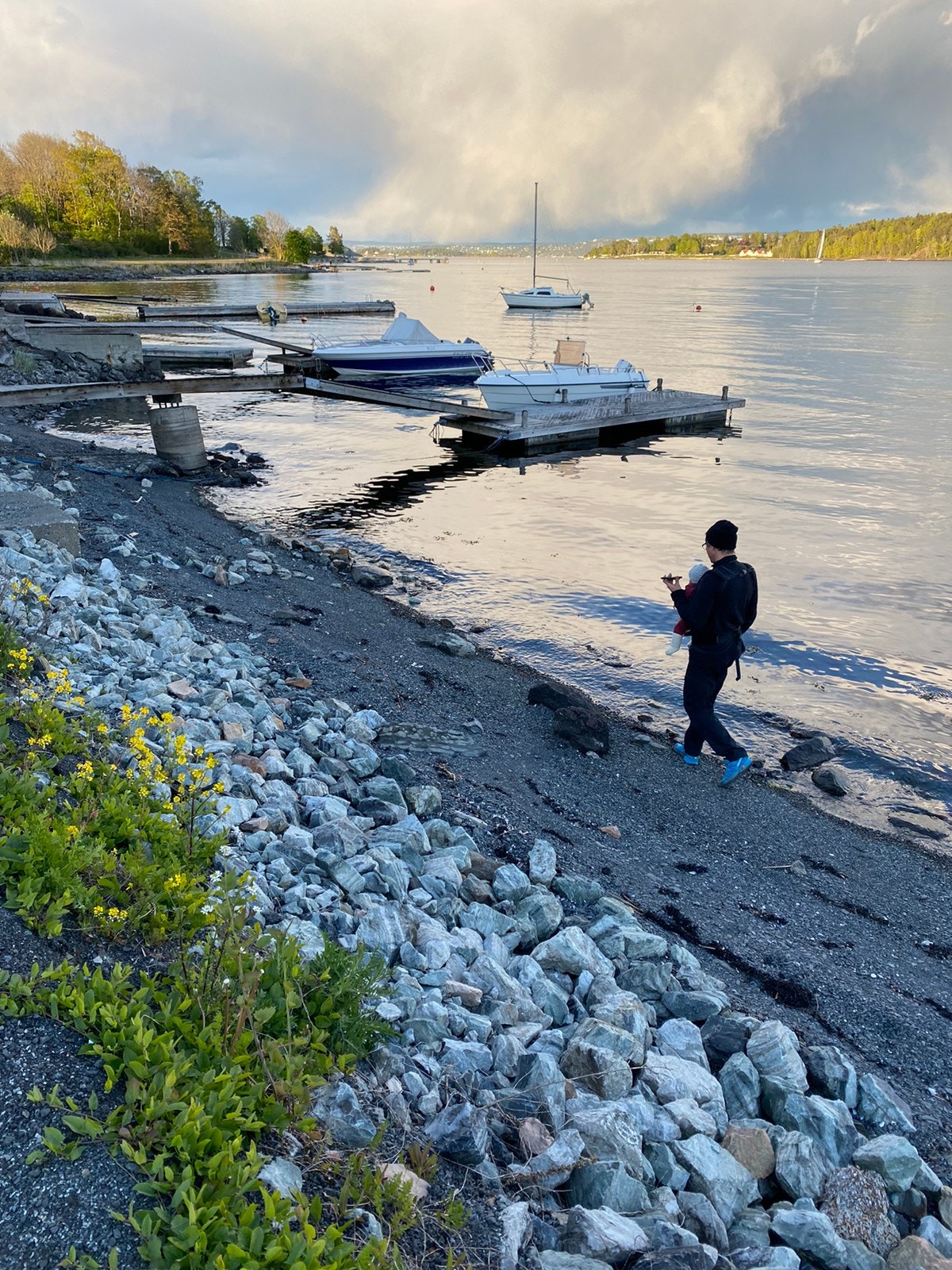 Langs stranda til Hvalstrand bad, under 10 min gange Galleribilde