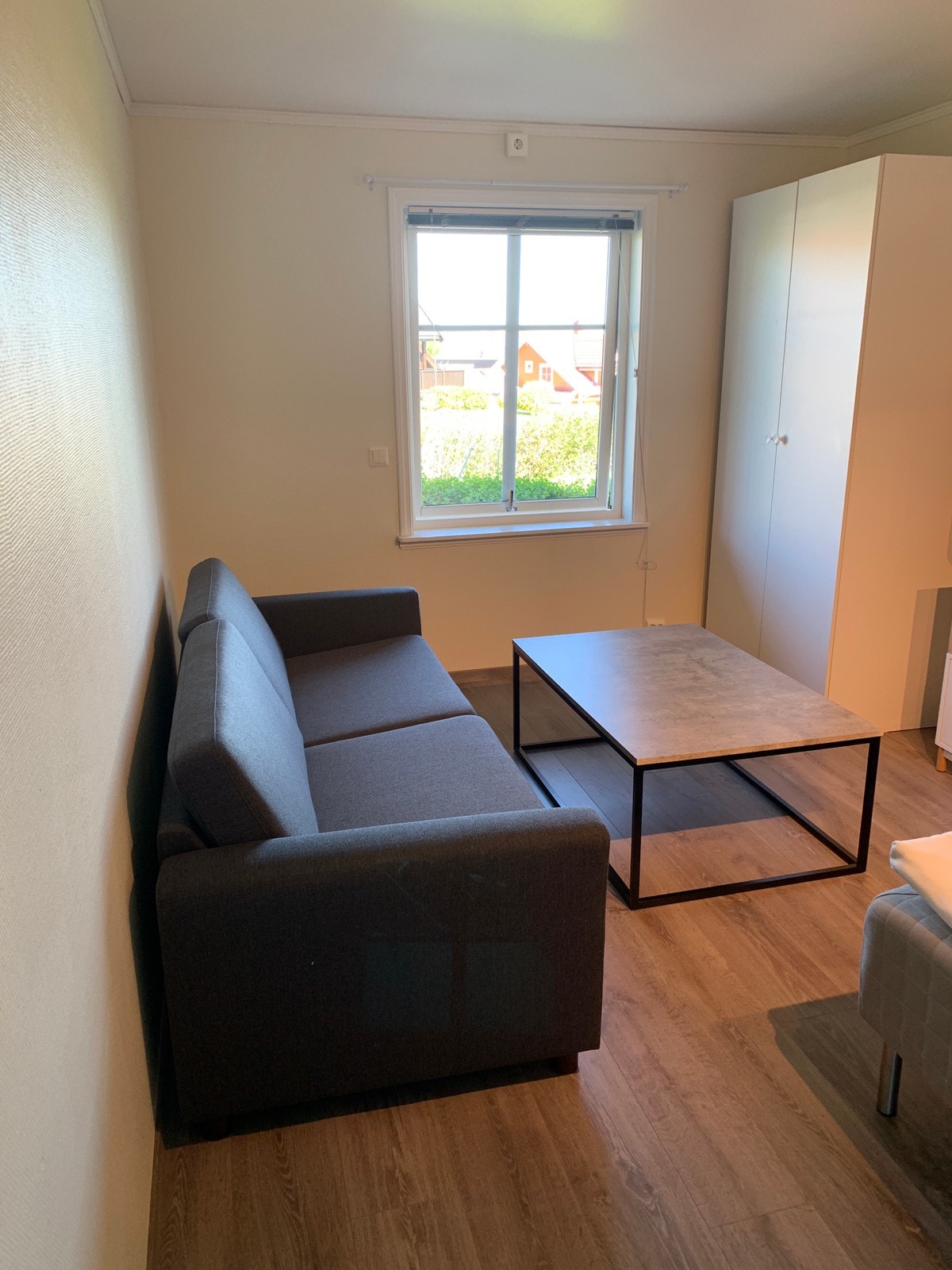 Nye møbler. Kan sette inn pult hvis ønskelig Galleribilde