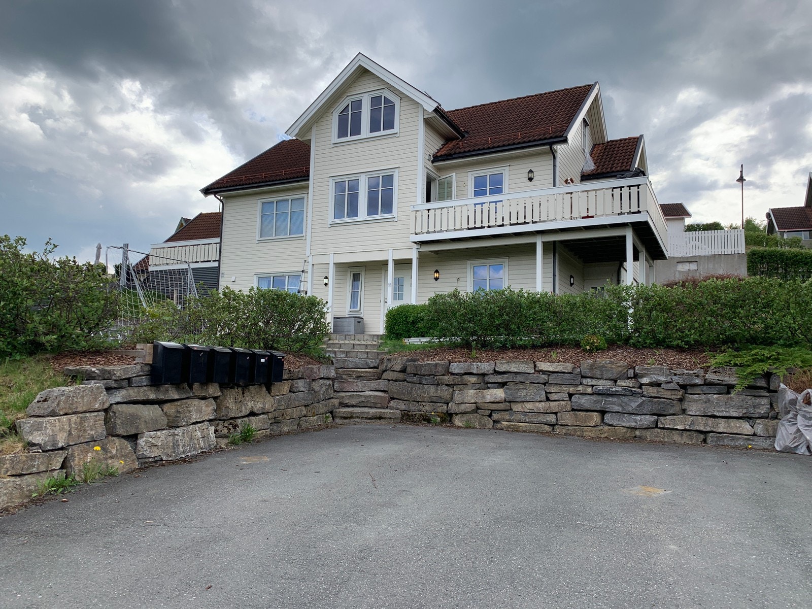 Inngangsparti og oppstillingsplass bil Galleribilde