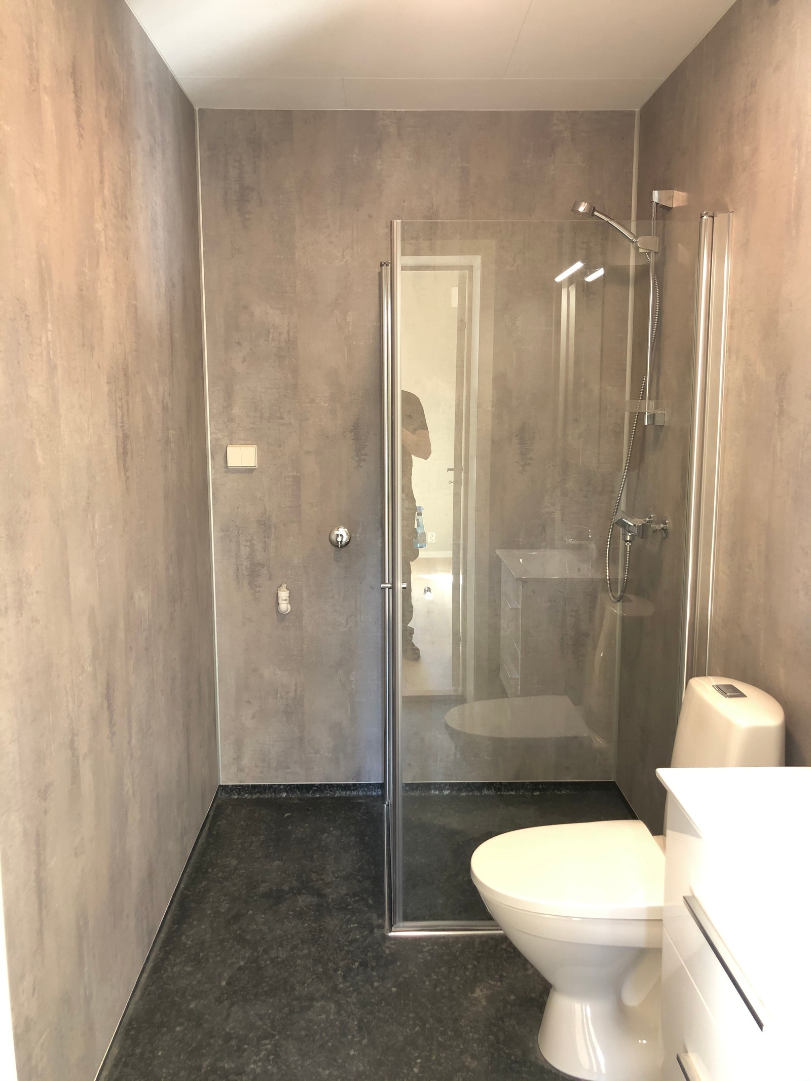 Lekkert bad med plass til vaskemaskin Galleribilde