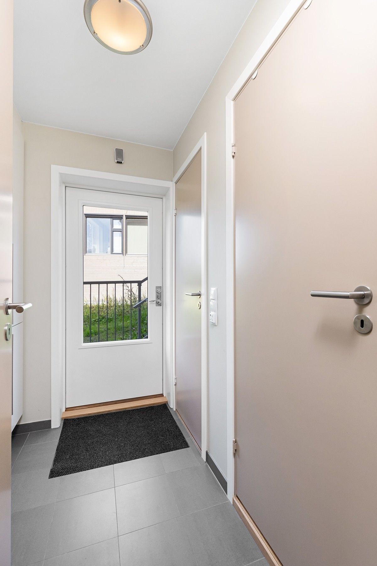 Gang med romslig bod Galleribilde