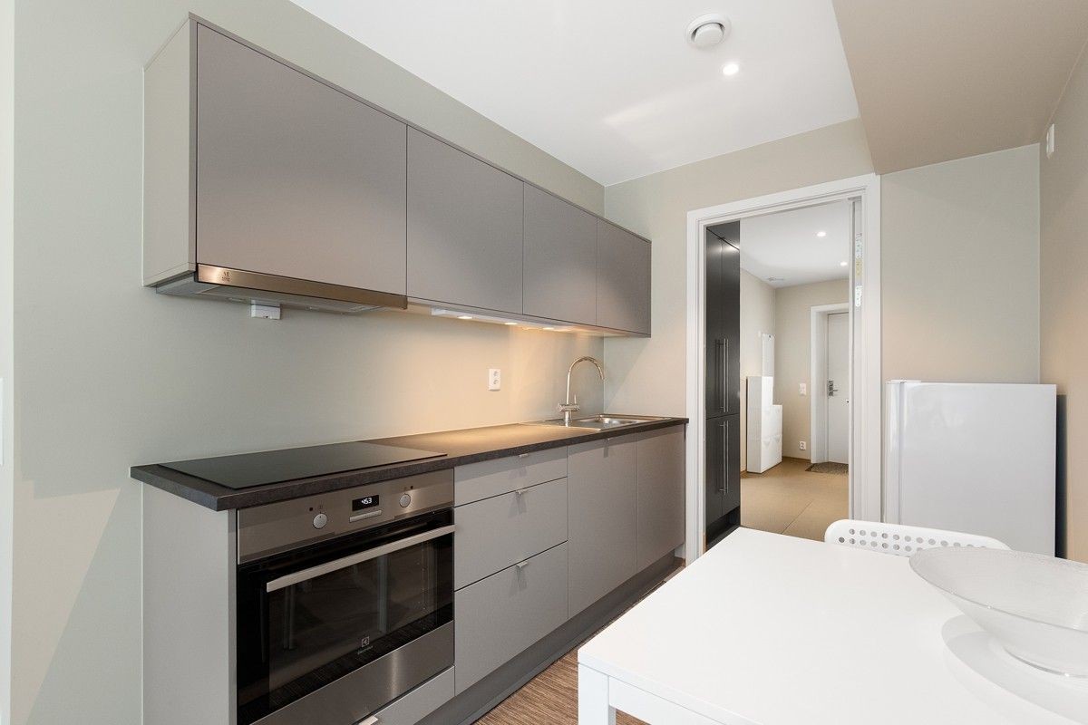 Nytt kjøkken med oppvaskmaskin Galleribilde