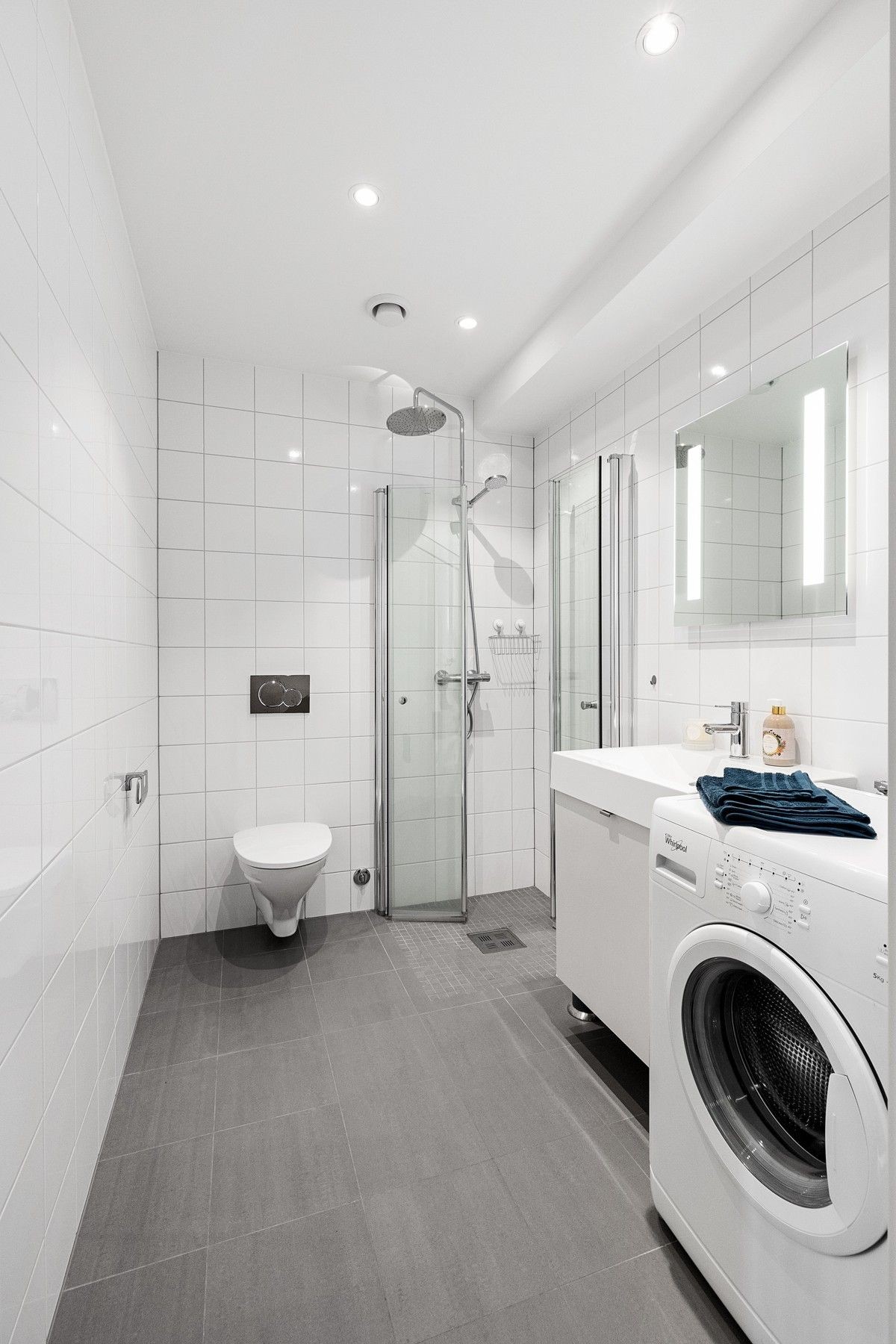 Strøkent bad med nye hvitevarer Galleribilde