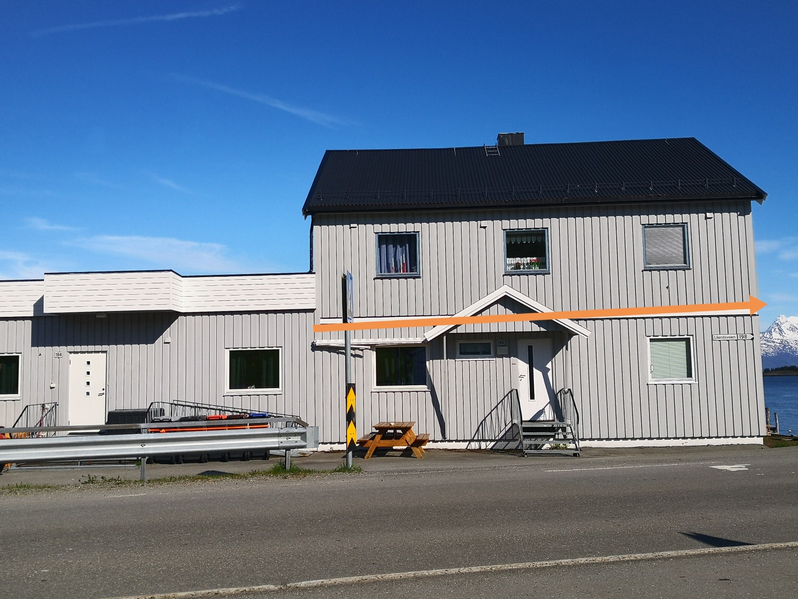 Fra veisia, leilighet fra orange strek og opp Galleribilde