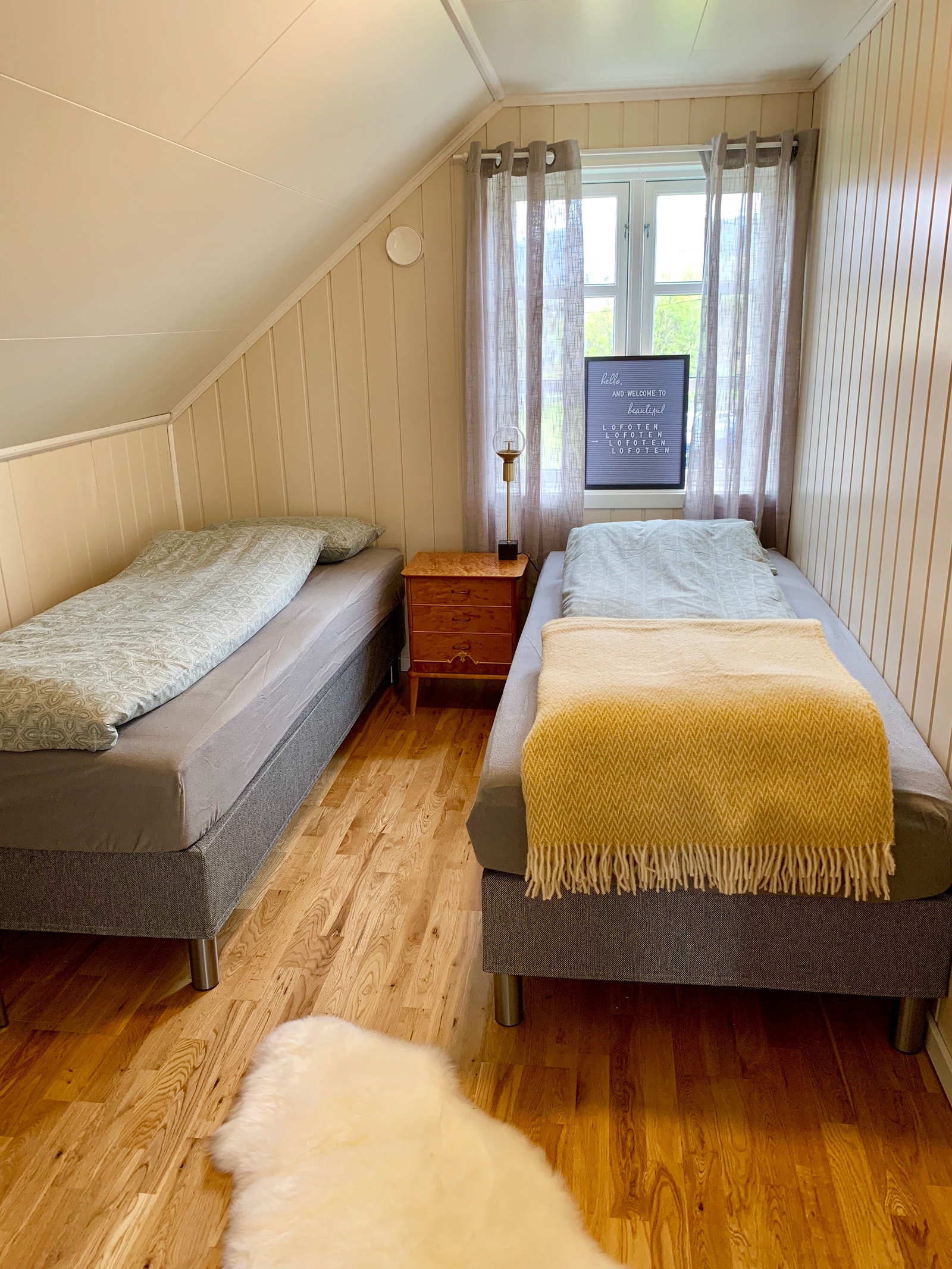 Soverom med to enkle senger Galleribilde