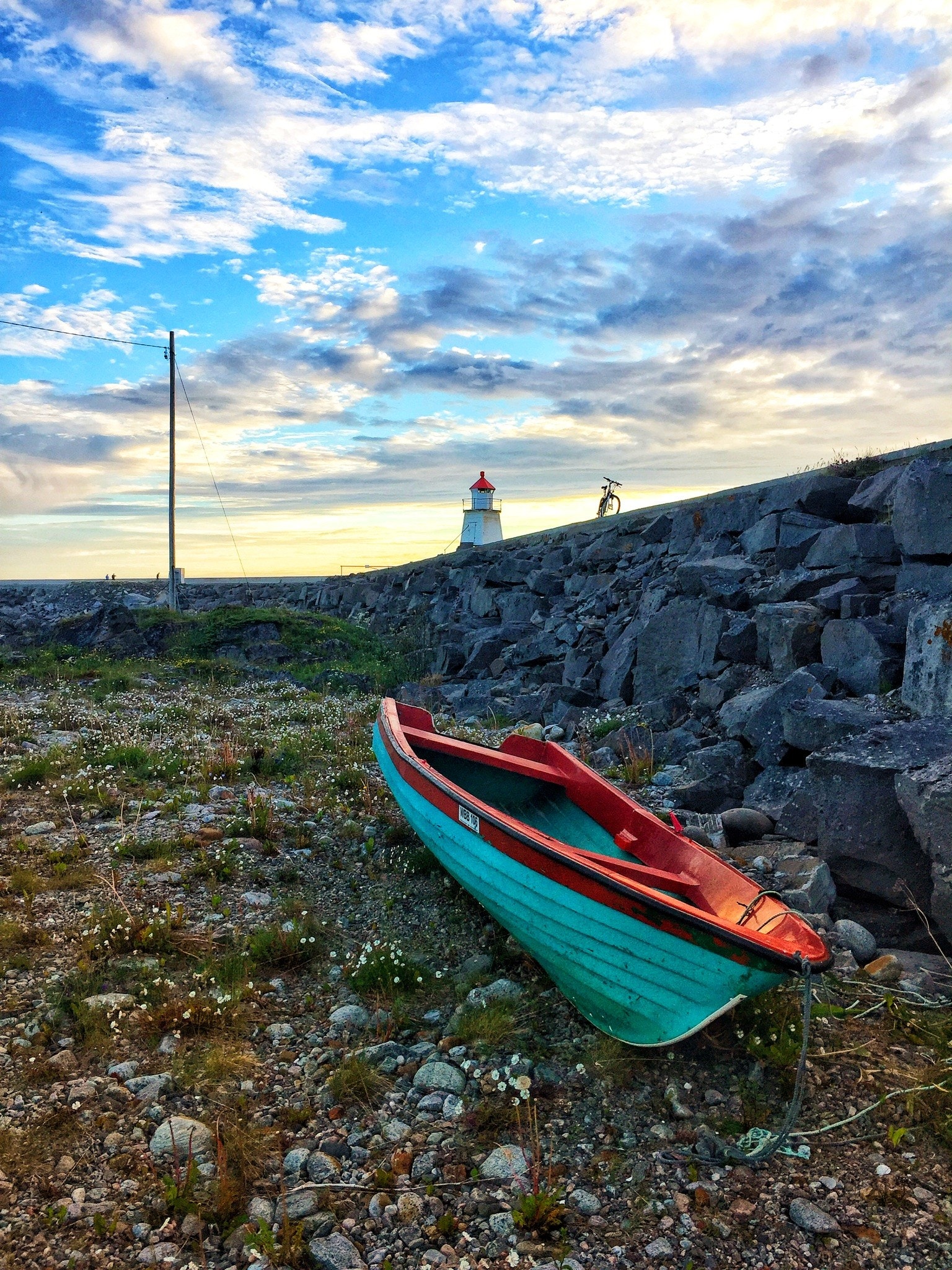 Moloen med Laukvik Fyr, 3 minutters rusletur fra huset Galleribilde