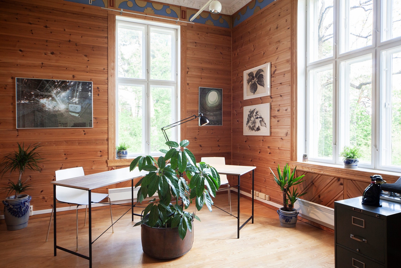 Kontorplasser i «Munch+Swane»-stuen. Alle rom er dekorert av kunstner og designer Kjell Munch (kun én ledig plass igjen) Galleribilde