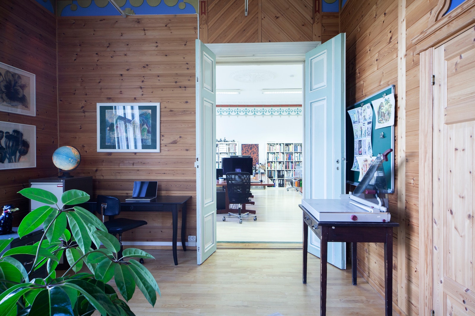 Kontorplasser i «Munch+Swane»-stuen. Alle rom er dekorert av kunstner og designer Kjell Munch (kun én ledig plass igjen) Galleribilde