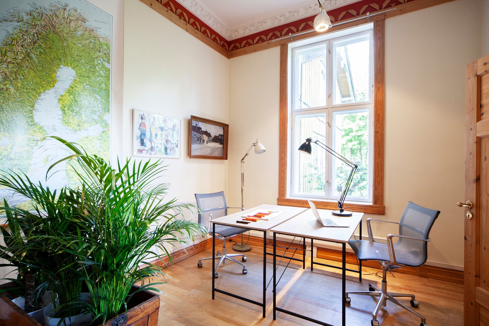 Kontorplasser i «Skoleværelset». Det er mye historie i og på veggene i Villa Fredheim (2 plasser ledig) Galleribilde