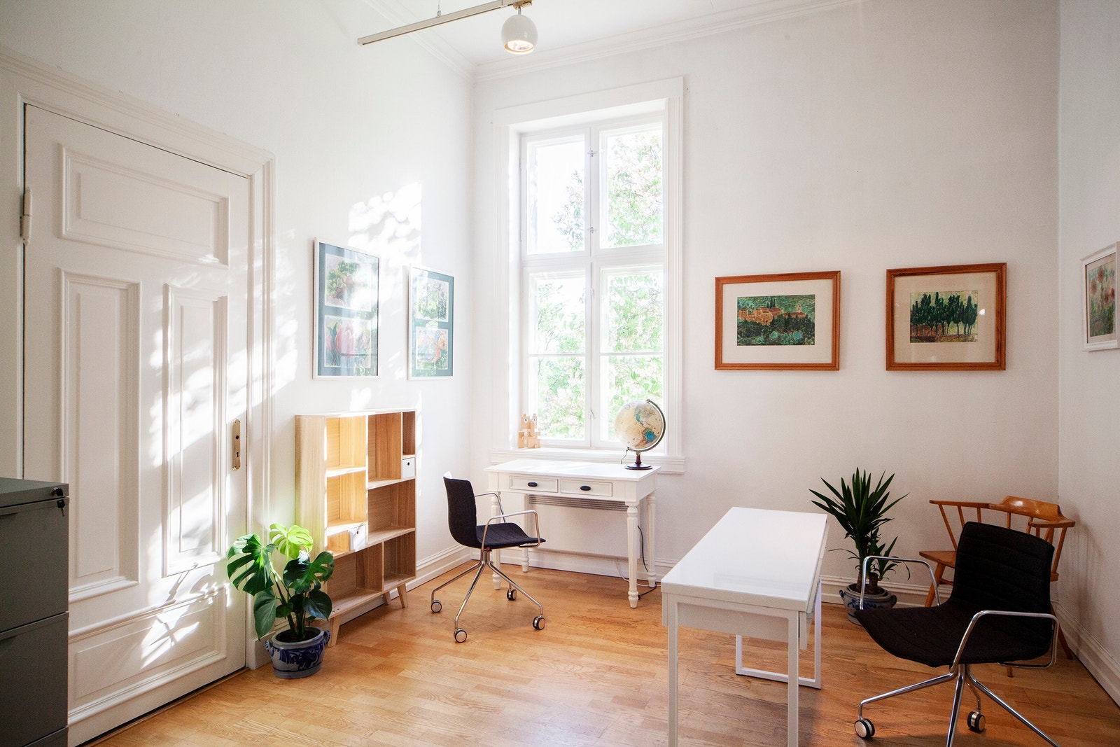 «Hagehjørnet» ønsker vi å leie ut til en fotograf eller to. Nydelig rom, ligger bra til for enkelt å ta utstyr inn og ut. Mulighet for å disponere studio. Galleribilde