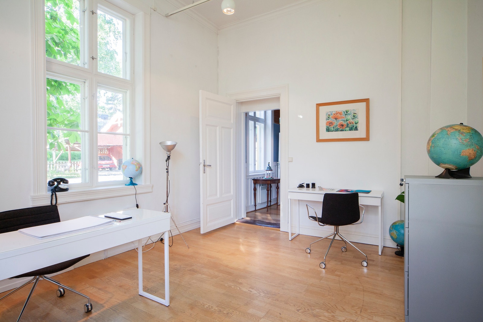 Bildet viser «Hagehjørnet» innredet med kontorplasser. Her kan det være at en fotograf trenger en annen løsning?
«Hagehjørnet» ønsker vi å leie ut til en fotograf eller to. Mulighet for å disponere studio, som også brukes til workshop, kurs og utstillinge Galleribilde