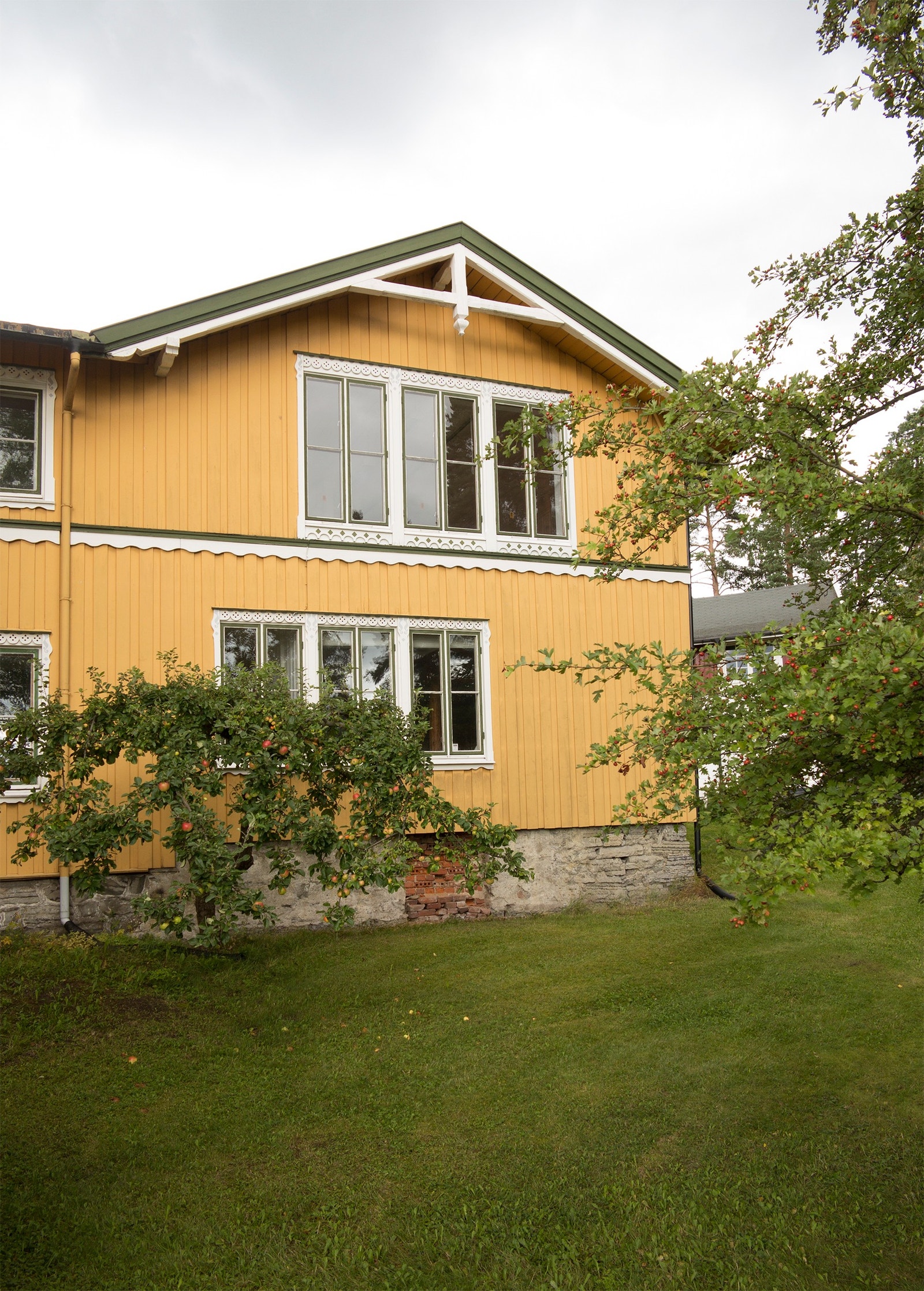Sidebygningen «Skysstasjonen» sett fra hagesiden Galleribilde