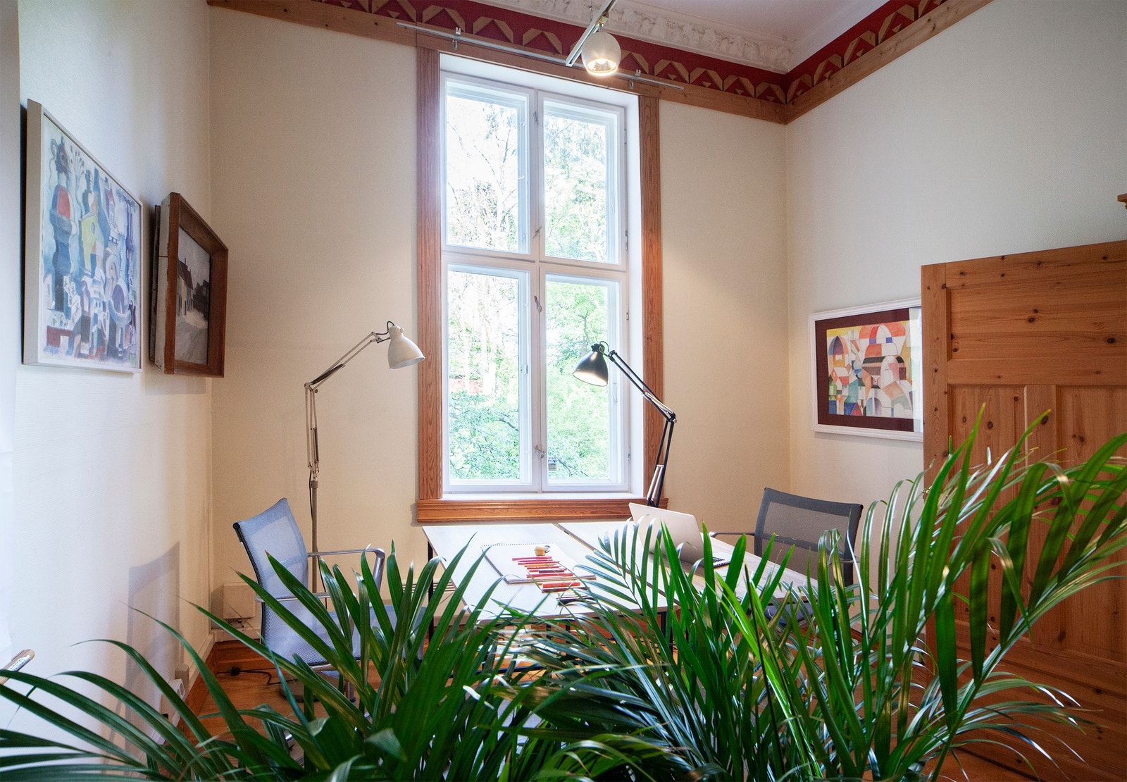 Avskjerming av plassene er viktig. Åpent, lyst og sosialt, samtidig som du kan arbeide tilbaketrukkent. Galleribilde