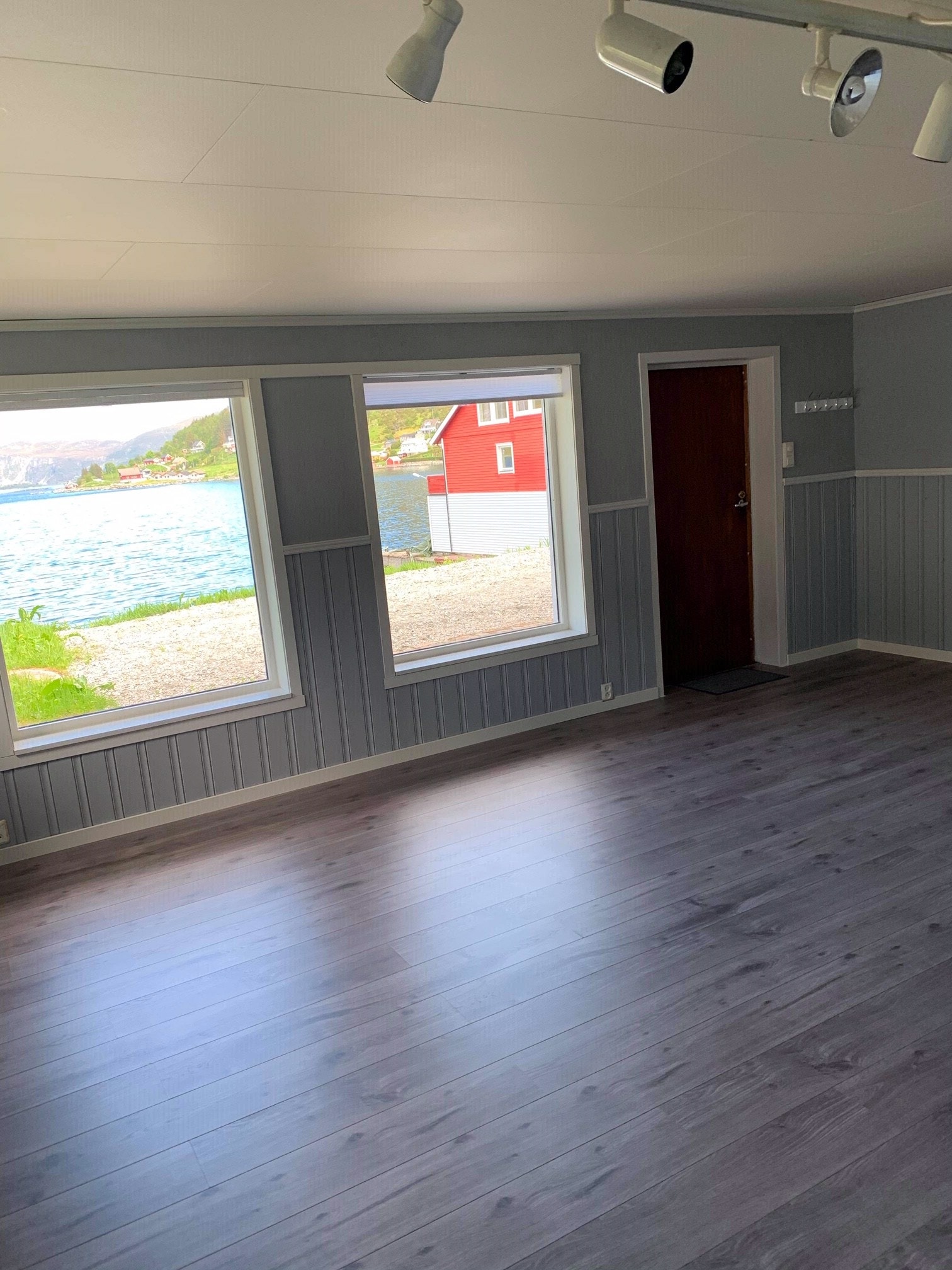 Stue mot utsikt og inngangsdør Galleribilde