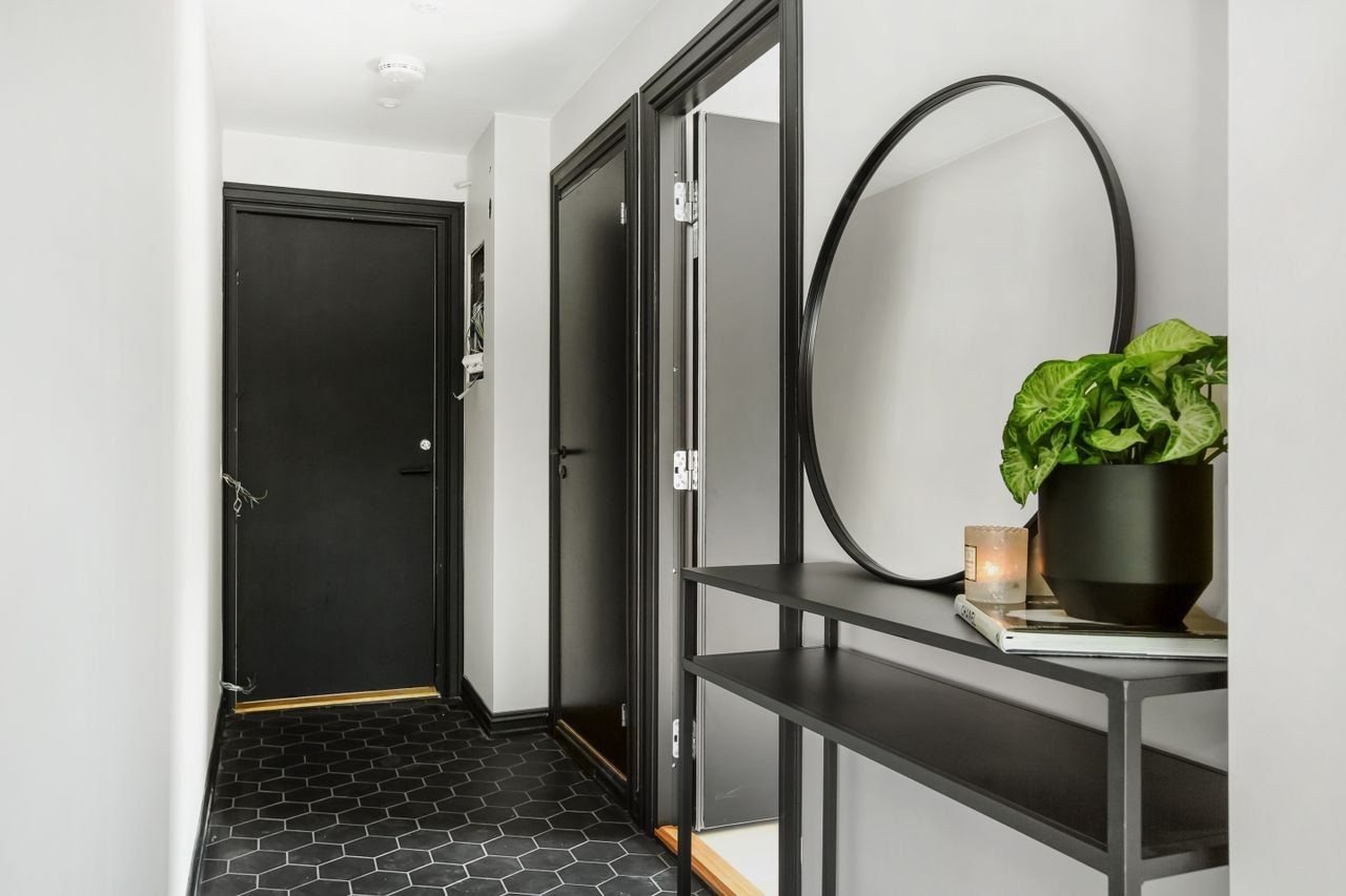 Gang - her er det plass til å henge fra seg, og det er skoskap på den andre veggen Galleribilde