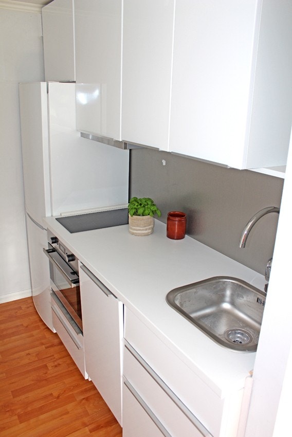 Hybelkjøkken med Kjøl/frys, oppvaskmaskin og stekeovn Galleribilde