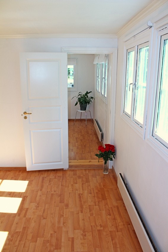 2 Lyse rom med flere vinduer Galleribilde